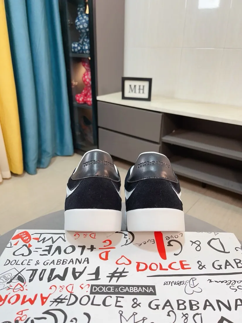 Men's shoes 💰440🌹🌹"Dolce & Gabbana DG" original imported first-layer cowhide ➕ sheepskin lining, light on the foot, comfortable, versatile, original special outsole 🔥favored by trendy men, welcome to compare quality 🔥exquisite luxury, super A level! Compared with the genuine product at the counter, the version is no worse at all! Code number 36-46